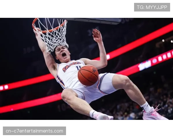 【2026年4月CBA联赛低位防守体系趋势分析·非赛事·特写场下：退役球员张凯在训练营中手把手纠正小学员防守站位